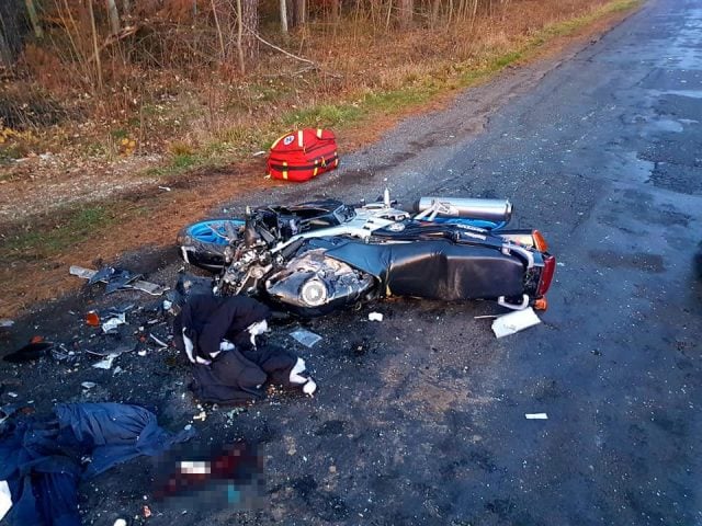 Motocyklista zginął po tym jak wjechał z impetem w auto