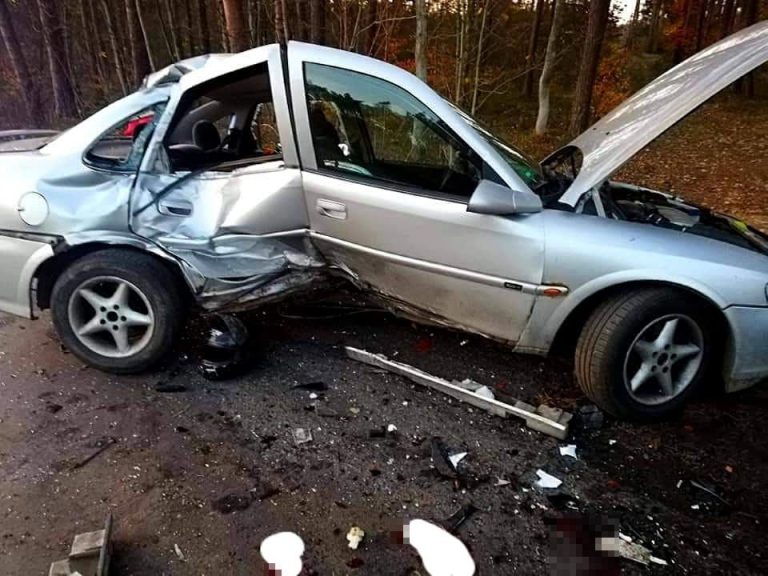 Motocyklista zginął po tym jak wjechał z impetem w auto