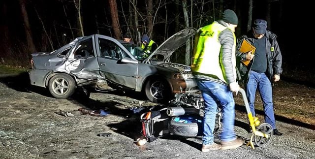 Motocyklista zginął po tym jak wjechał z impetem w auto