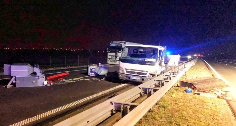 Zderzenie ciężarówki i dostawczaka na obwodnicy Ostrowa