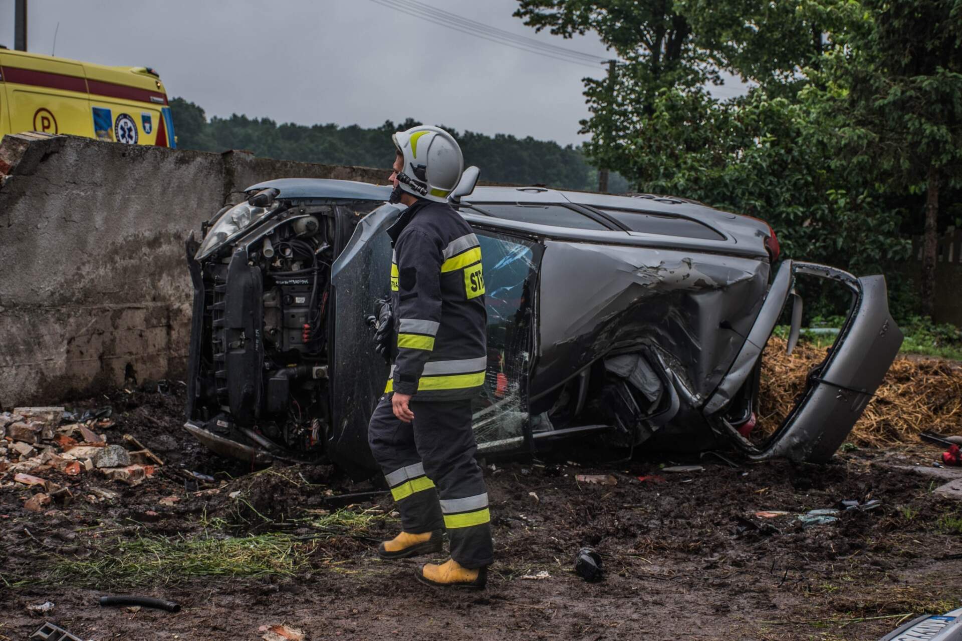 Kierowca z Ukrainy wbił się w mur (ZDJĘCIA)