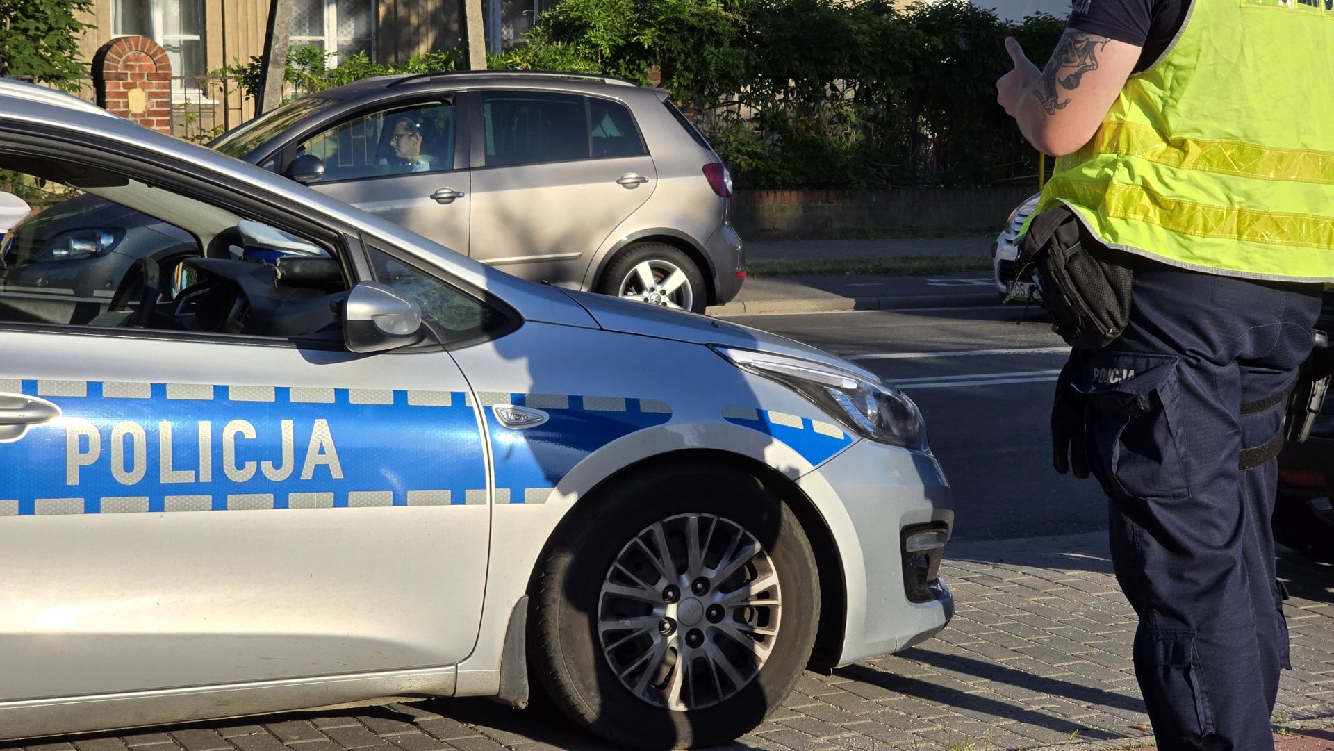 O poranku stuknął w auto uroczej policjantki